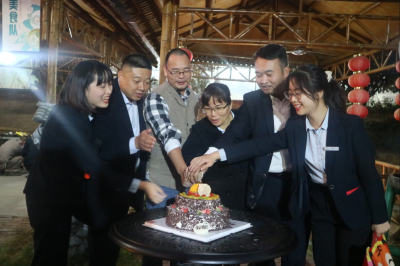 生日的我，当家做“煮”丨鸿客集团举办12月份员工生日会
